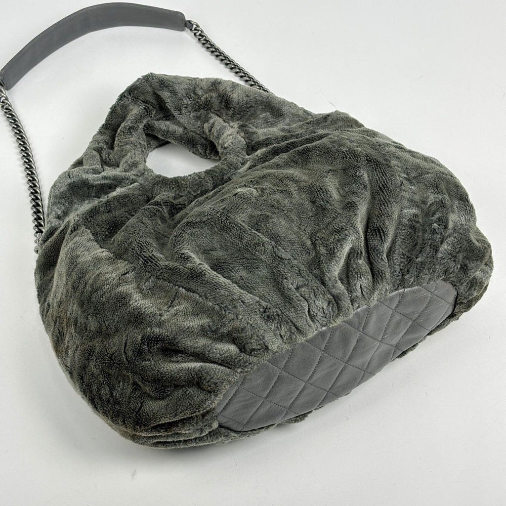 Chanel CC Logo Chain Shoulder Bag 2-Way Faux Fur Fabric Green — view 2