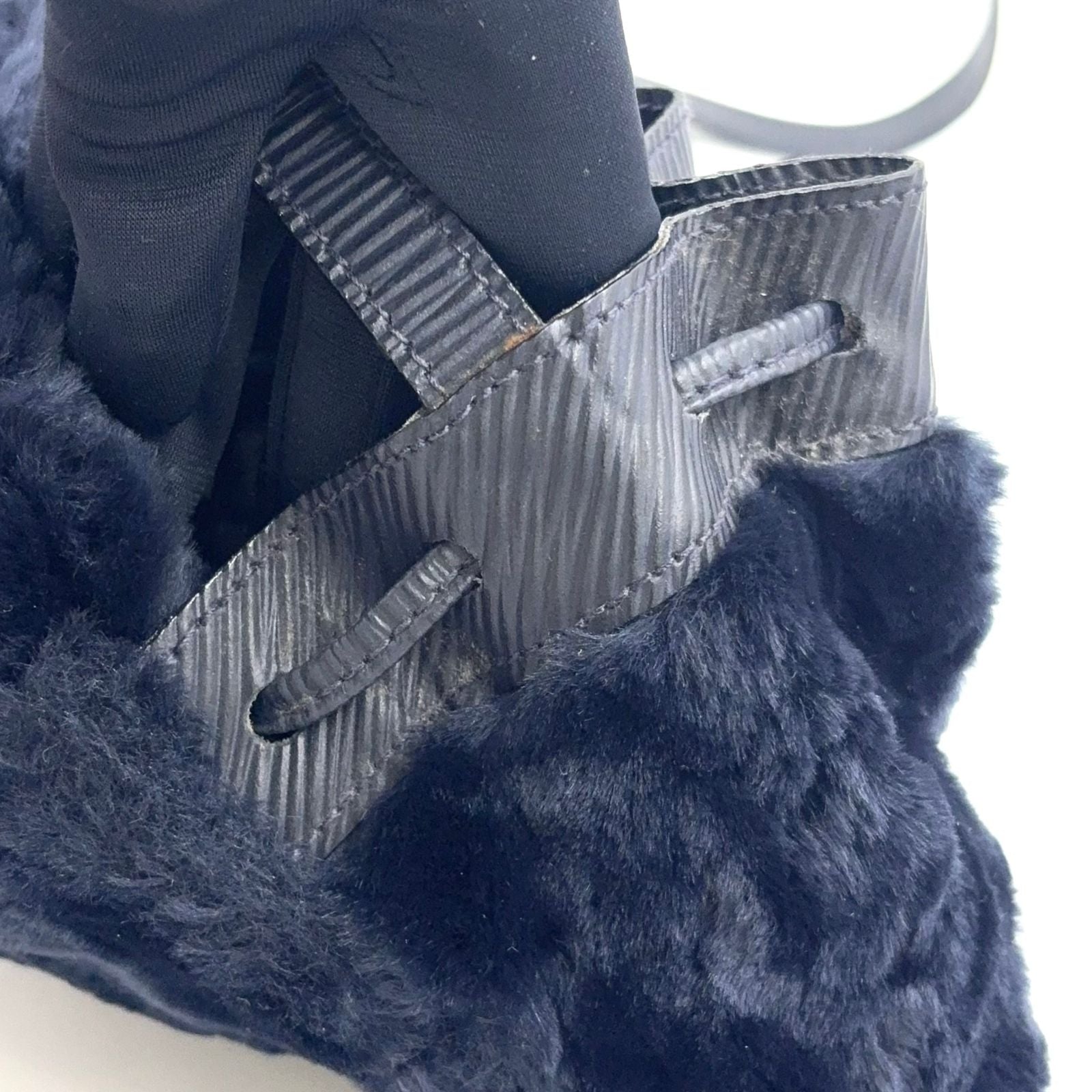 Fendi Vintage FF Logo Patch Drawstring Fur Leather Fur Navy Shoulder Bag Gold — view 9