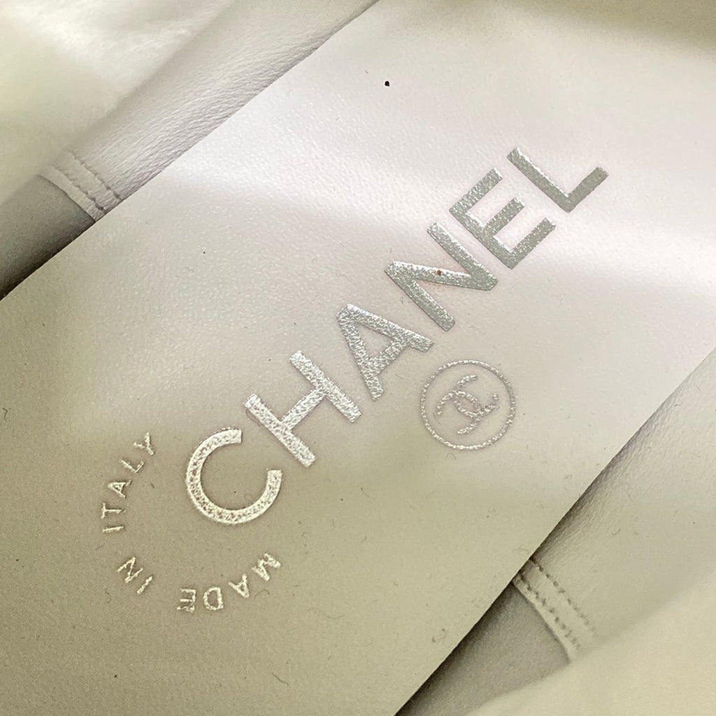 Chanel Short Boots 38.5 C Ivory Black Silver Chain CC Logo Leather — view 9