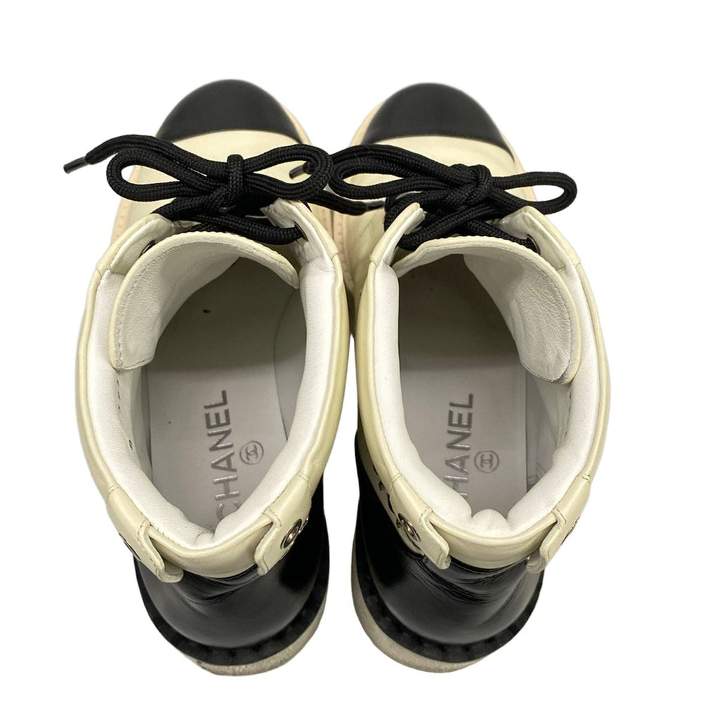 Chanel Short Boots 38.5 C Ivory Black Silver Chain CC Logo Leather — view 7