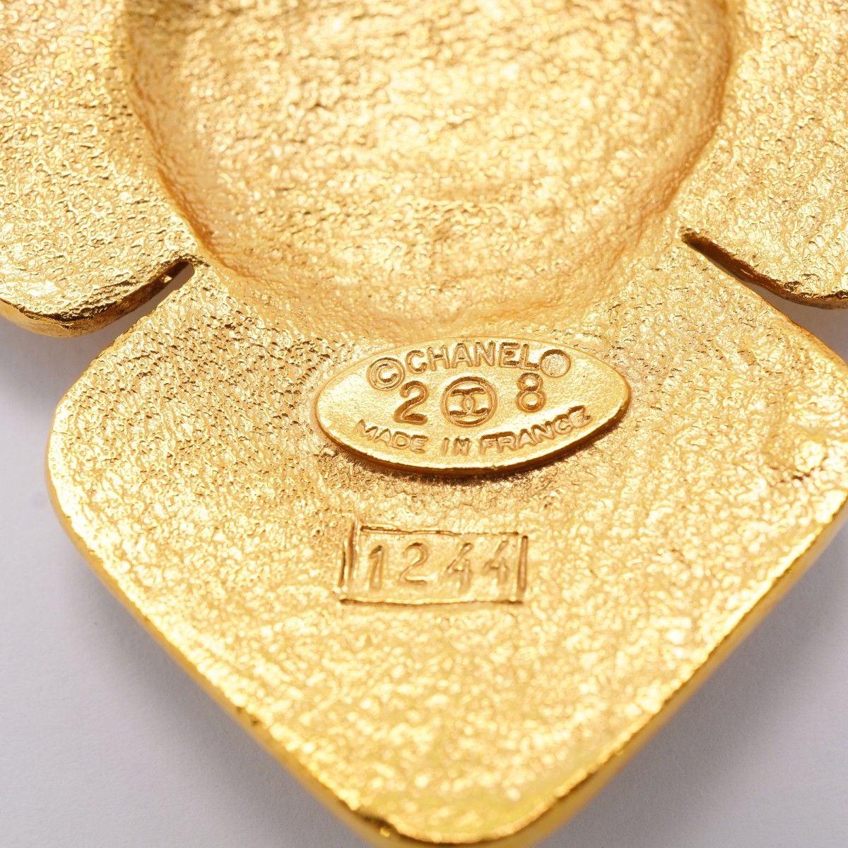 Chanel Brooch Vintage CC Logo Gold Plated — view 4