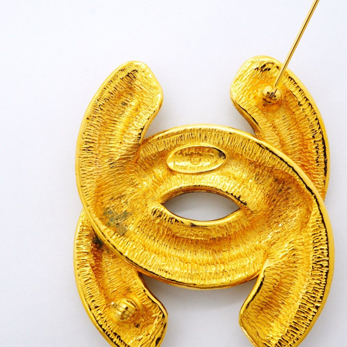 Chanel Brooch Vintage CC Logo Quilted Gold Plated — view 4