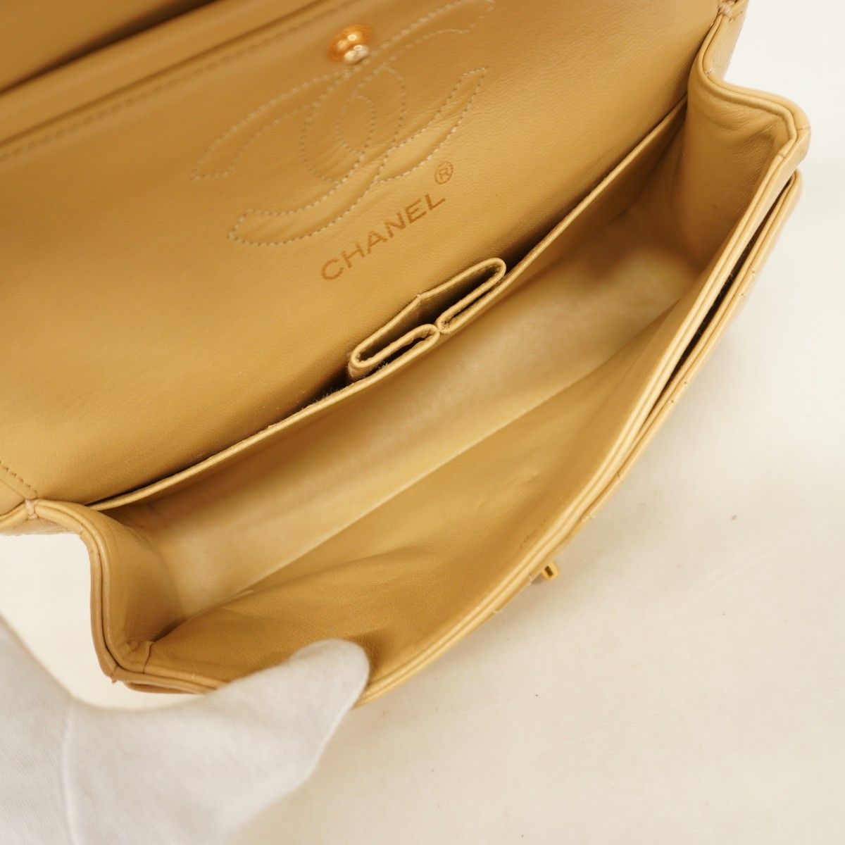 Chanel Shoulder Bag Quilted Lambskin Beige Gold — view 4