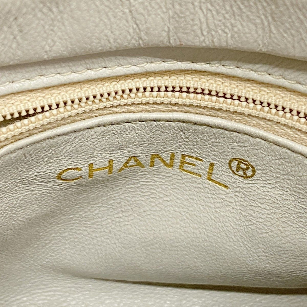 Chanel Shoulder Bag Quilted Lambskin White Gold — view 5