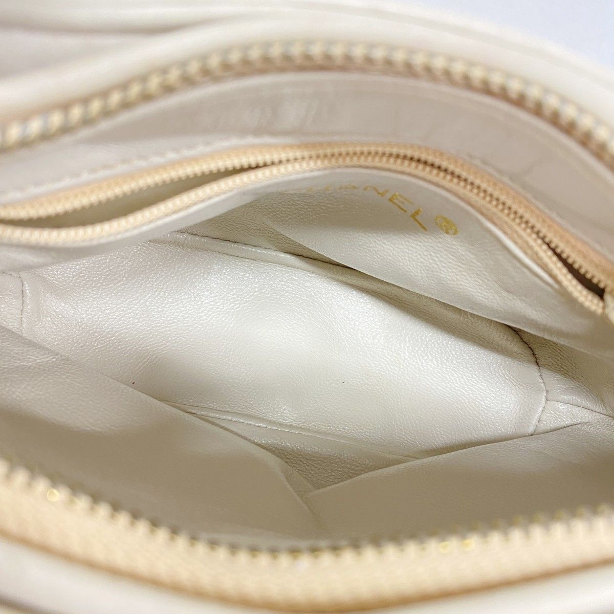 Chanel Shoulder Bag Quilted Lambskin White Gold — view 4