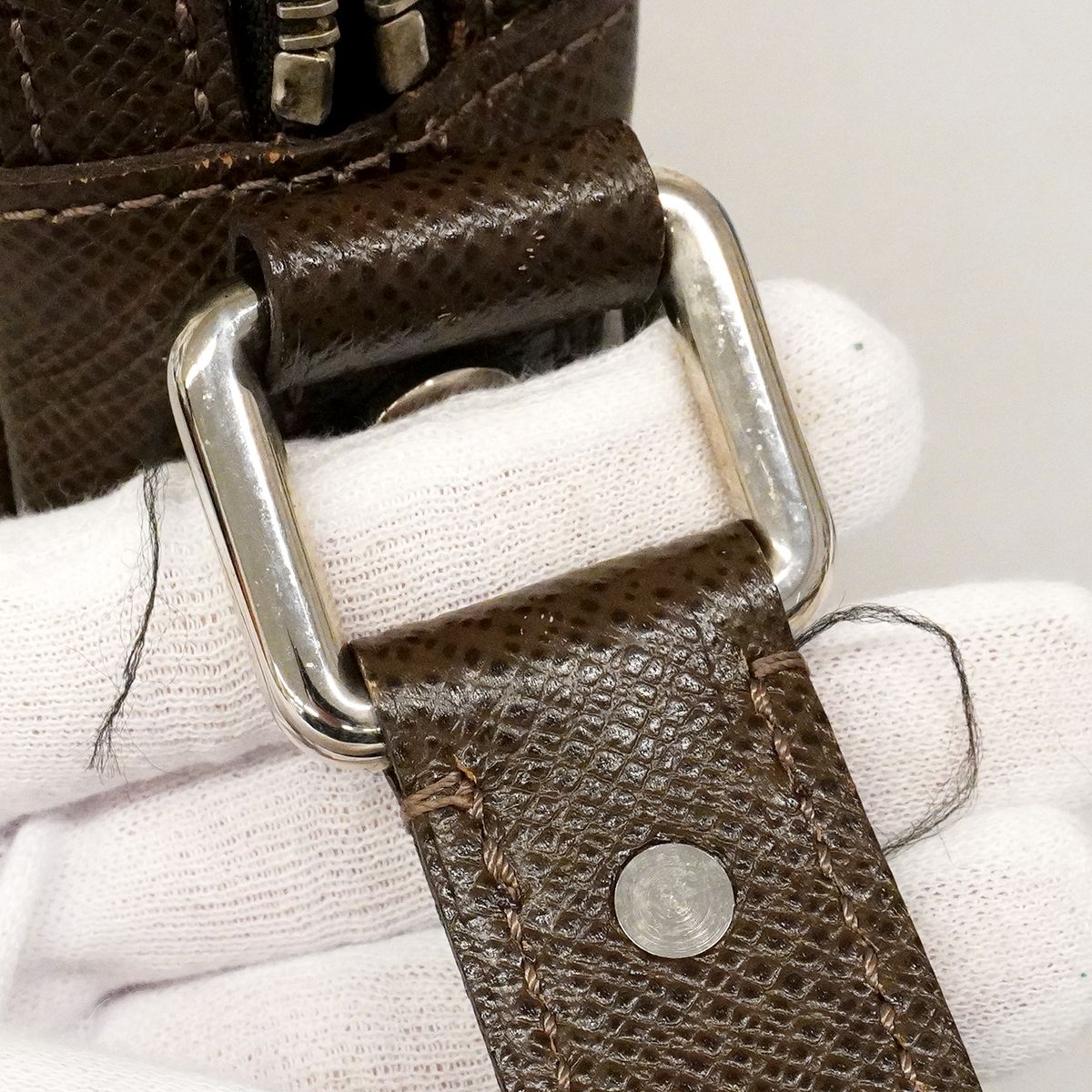 Louis Vuitton Shoulder Bag Taiga Dimitri Grizzly — view 6