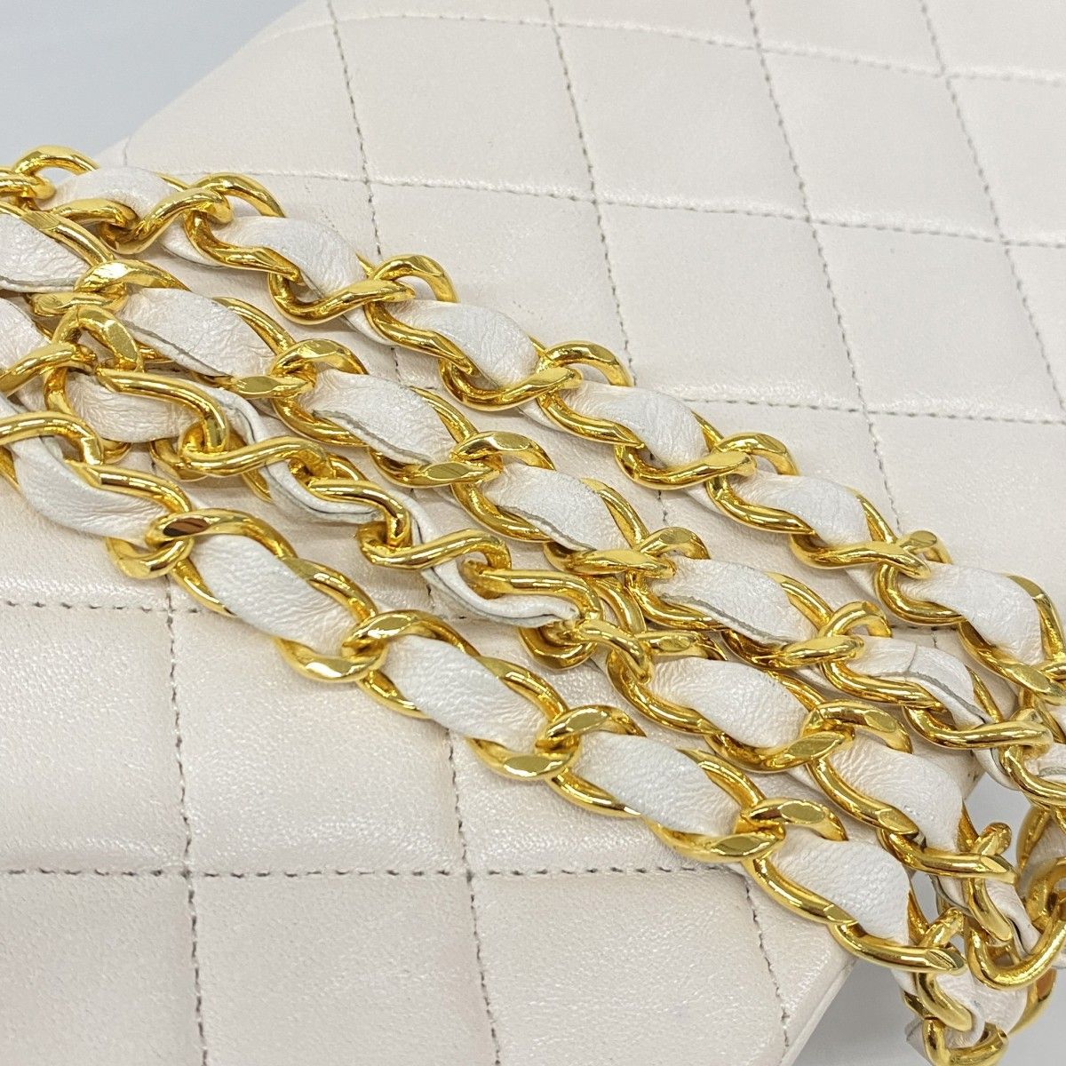 Chanel Shoulder Bag Quilted Lambskin White Gold — view 9