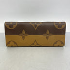 Louis Vuitton Tote Monogram Giant Reverse On The Go MM Brown 2-Way — view 3