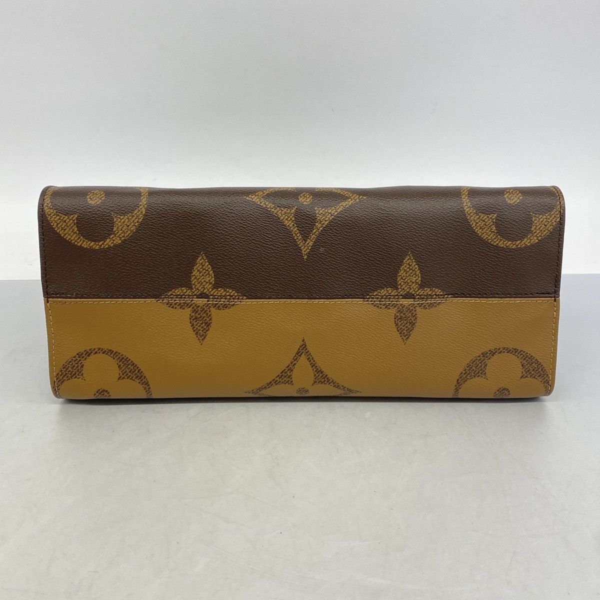 Louis Vuitton Tote Monogram Giant Reverse On The Go MM Brown 2-Way — view 3