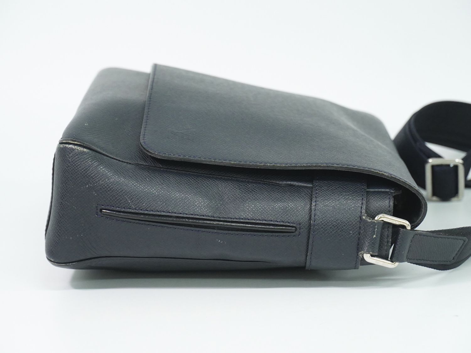 Louis Vuitton LV Roman MM Taiga Leather Shoulder Bag Boreal Dark Navy — view 4