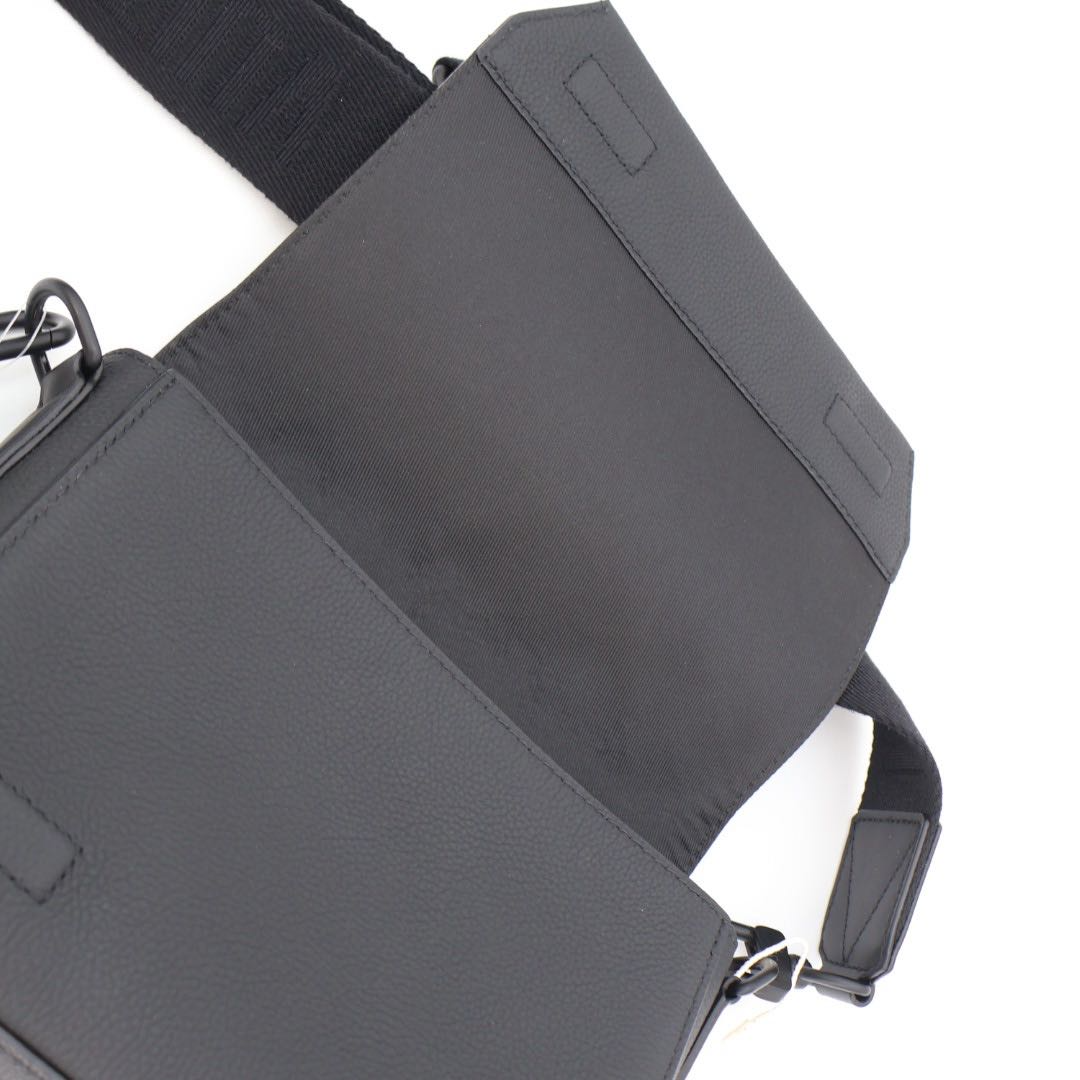 Louis Vuitton Takeoff Messenger Shoulder — view 8