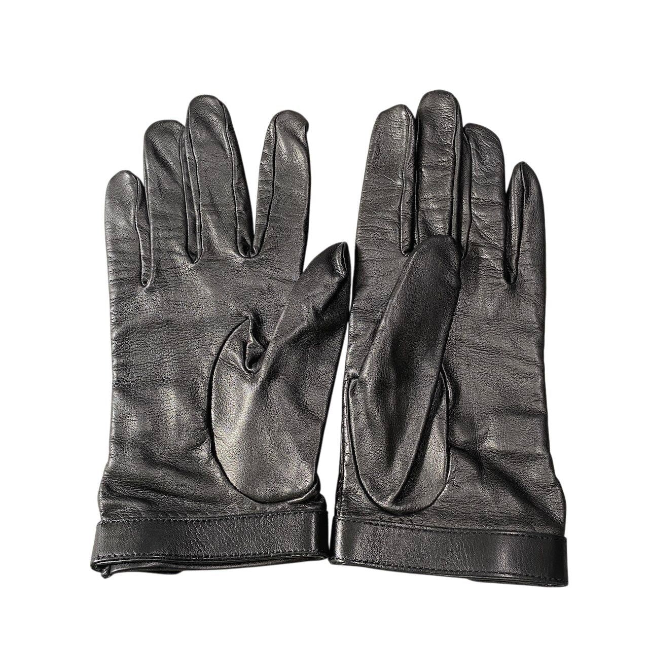 Chanel G1 Quilted Leather Gloves Turnlock CC Logo 8 Black Lambskin — view 4