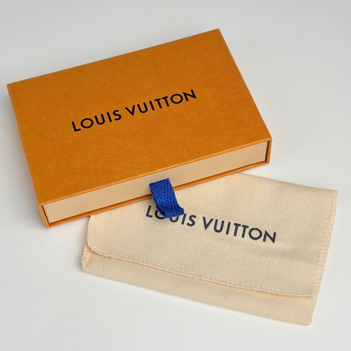 Louis Vuitton Key Holder LV Circle Metal Silver — view 5