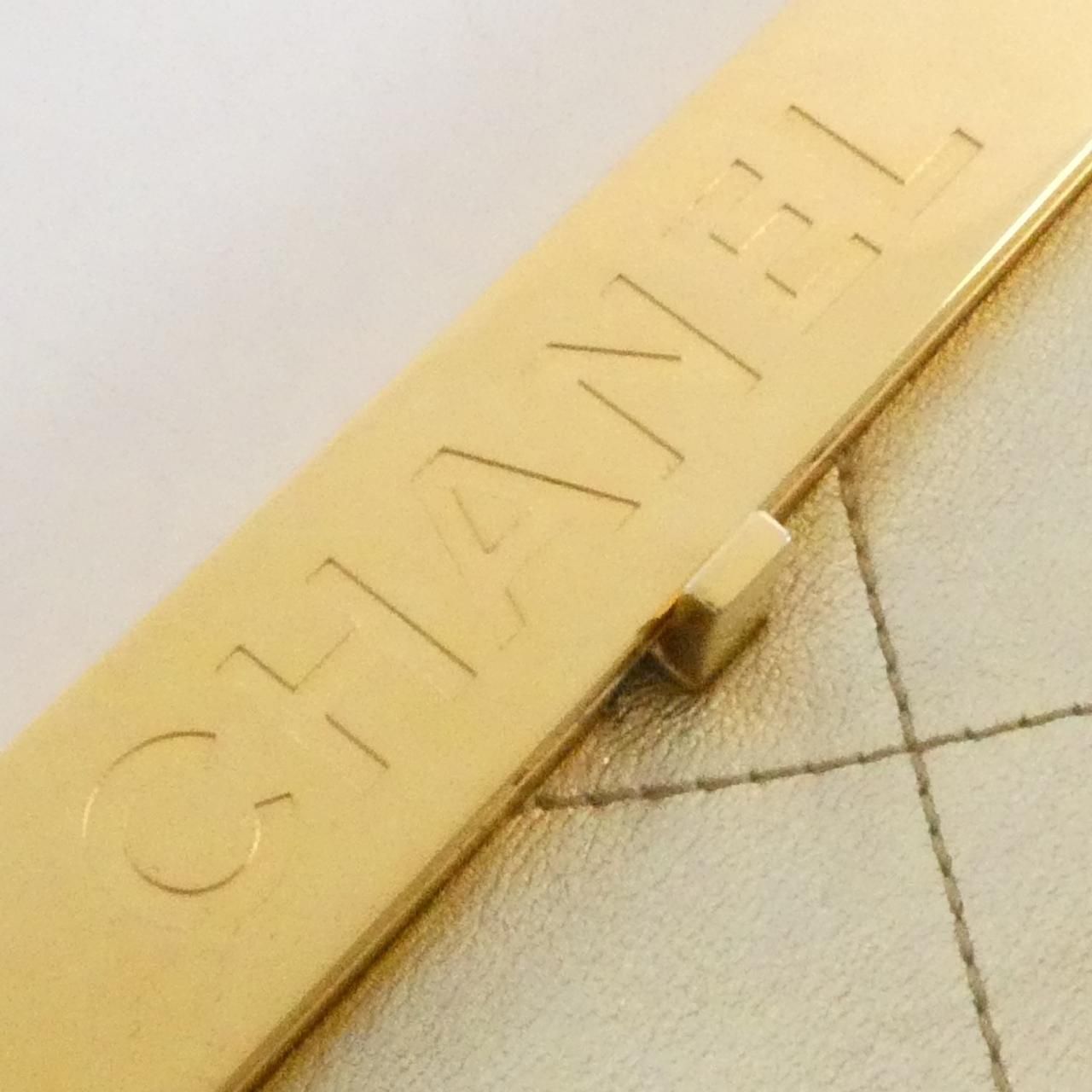 Chanel Shoulder Bag Gold — view 7