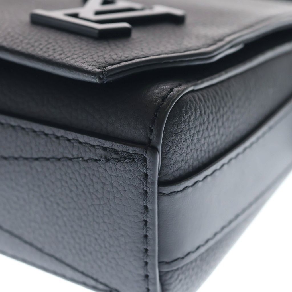 Louis Vuitton LV Aerogram Takeoff Messenger Leather Shoulder Bag Black — view 5