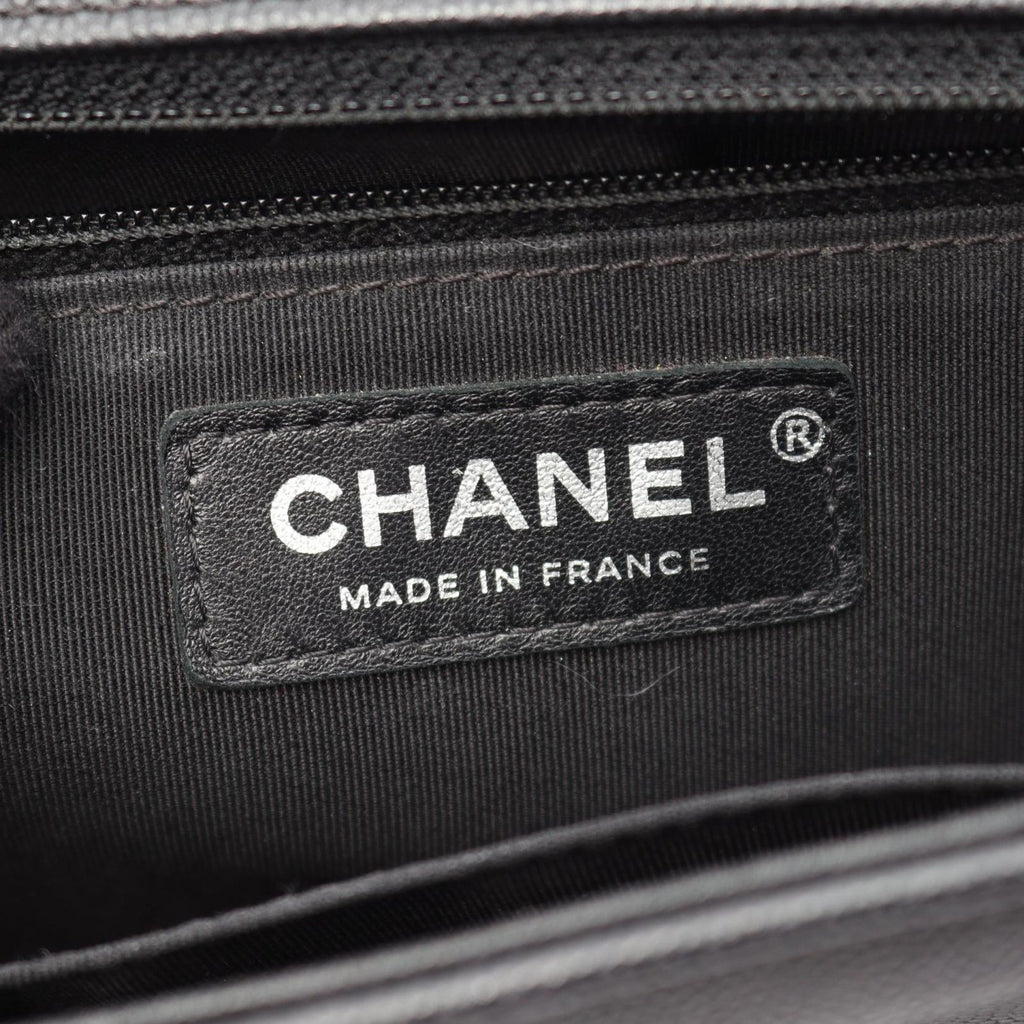 Chanel Shoulder Bag Boy Large Chest Blanc Black Caviar Leather Boy Chain — view 4