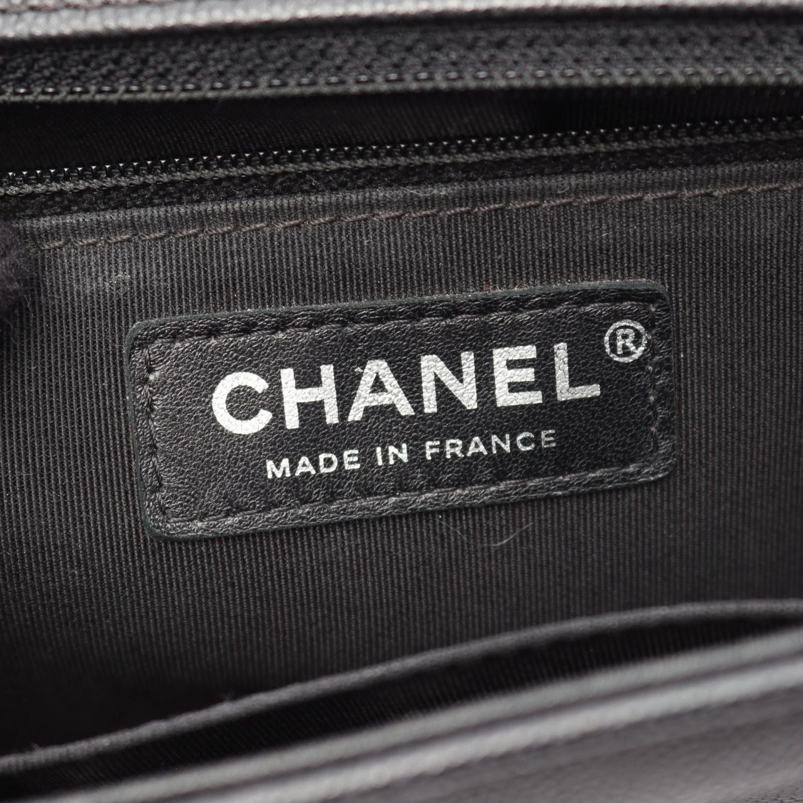 Chanel Shoulder Bag Boy Large Chest Blanc Black Caviar Leather Boy Chain — view 4