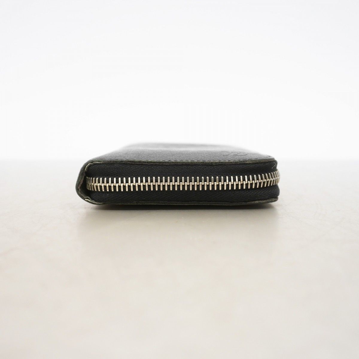 Louis Vuitton Wallet Taiga Zippy Vertical Noir — view 2