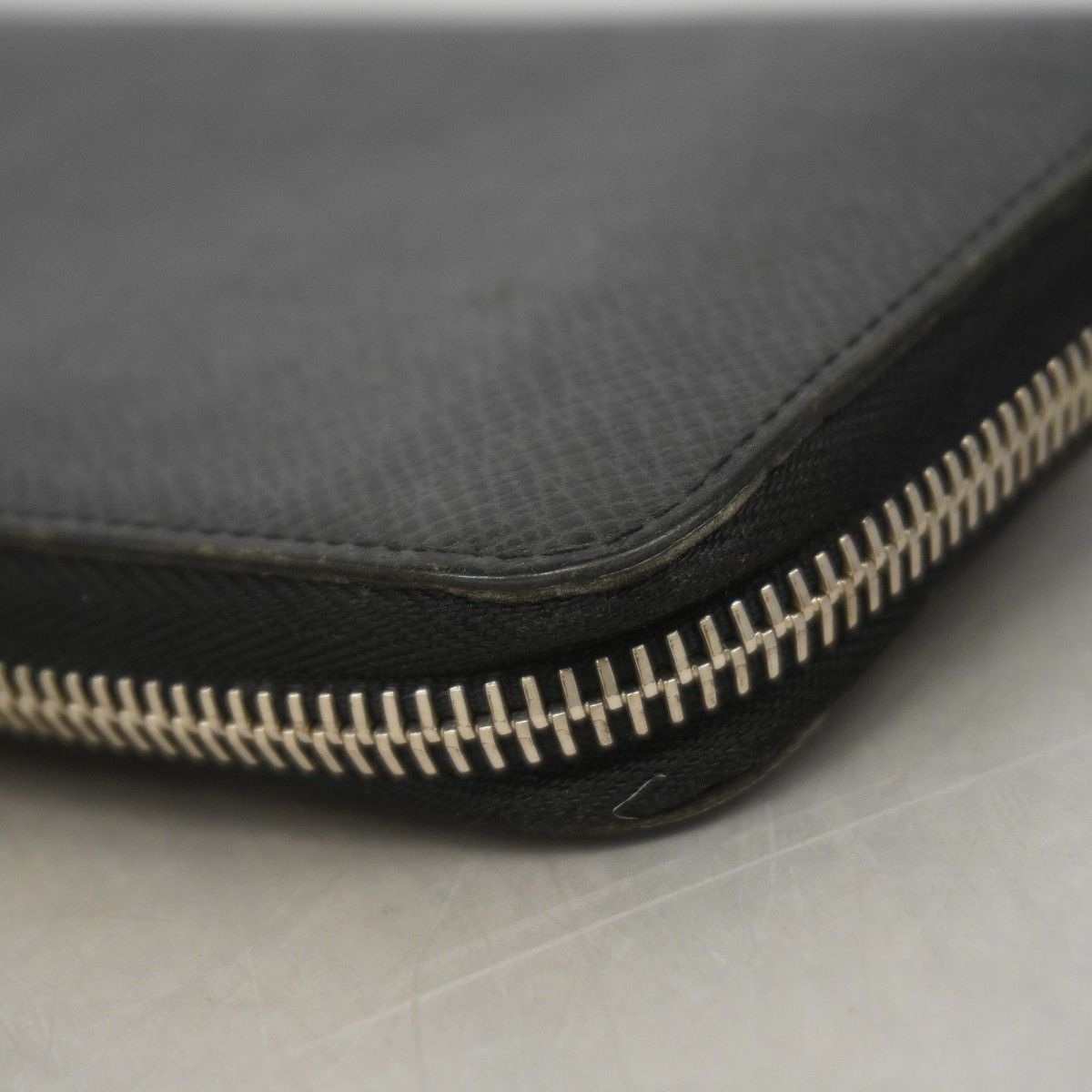 Louis Vuitton Wallet Taiga Zippy Vertical Noir — view 7