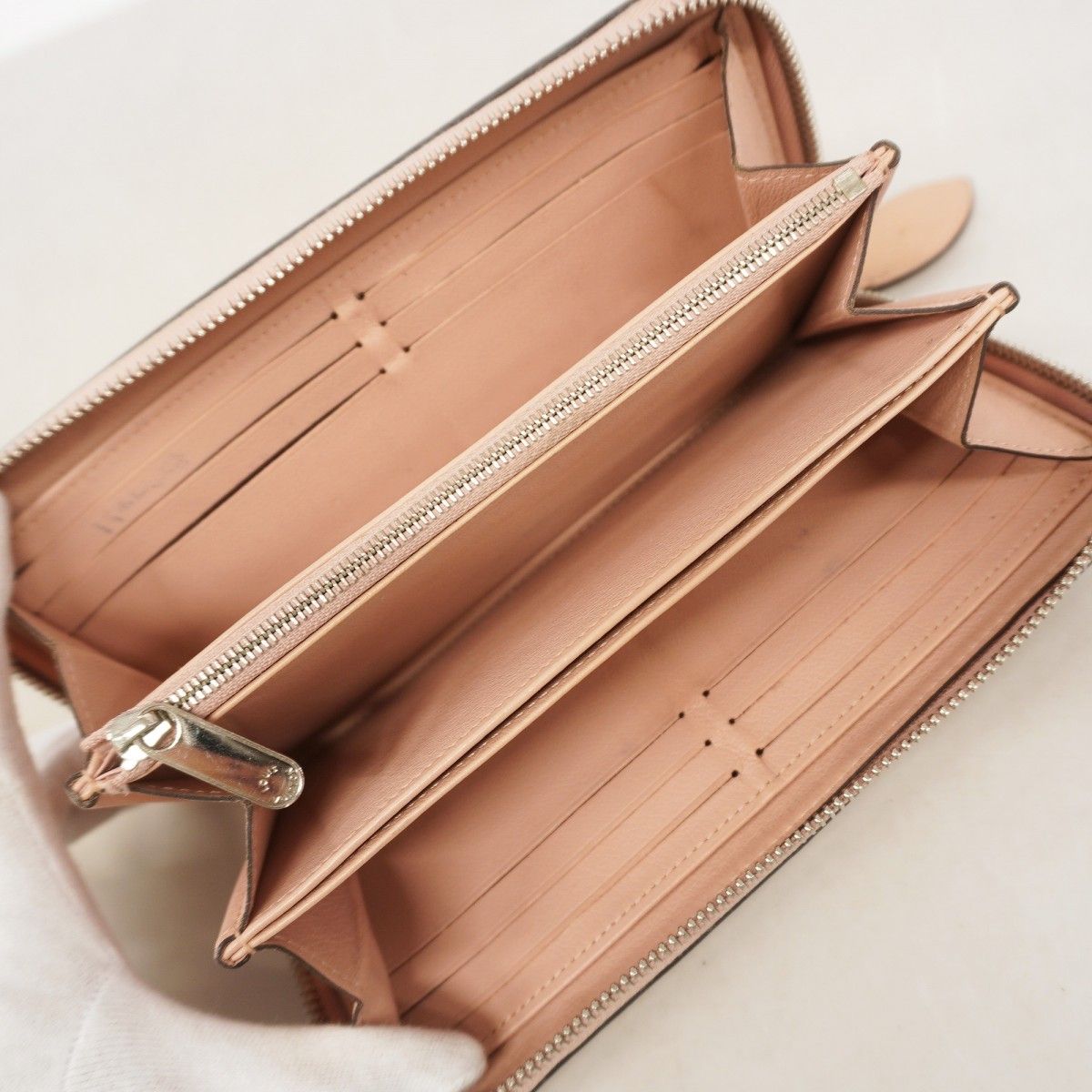 Louis Vuitton Wallet Mahina Zippy Magnolia — view 3