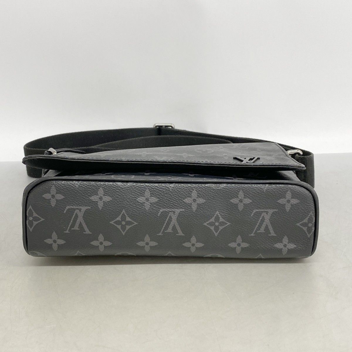 Louis Vuitton Shoulder Bag Monogram Eclipse District PM Black — view 3