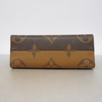 Louis Vuitton Tote Monogram Giant Reverse On The Go MM Brown 2-Way — view 3