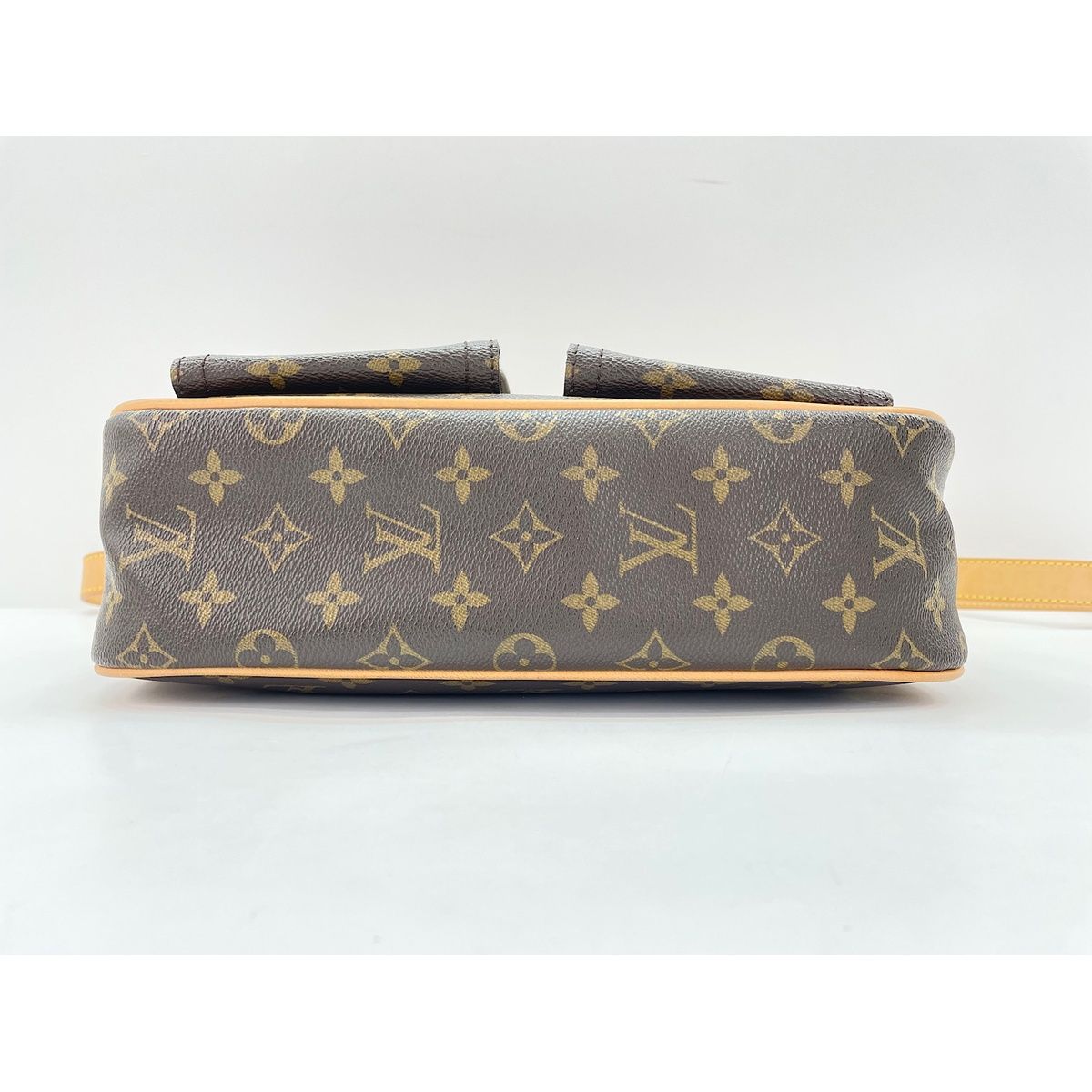 Louis Vuitton Shoulder Bag Hudson GM — view 5