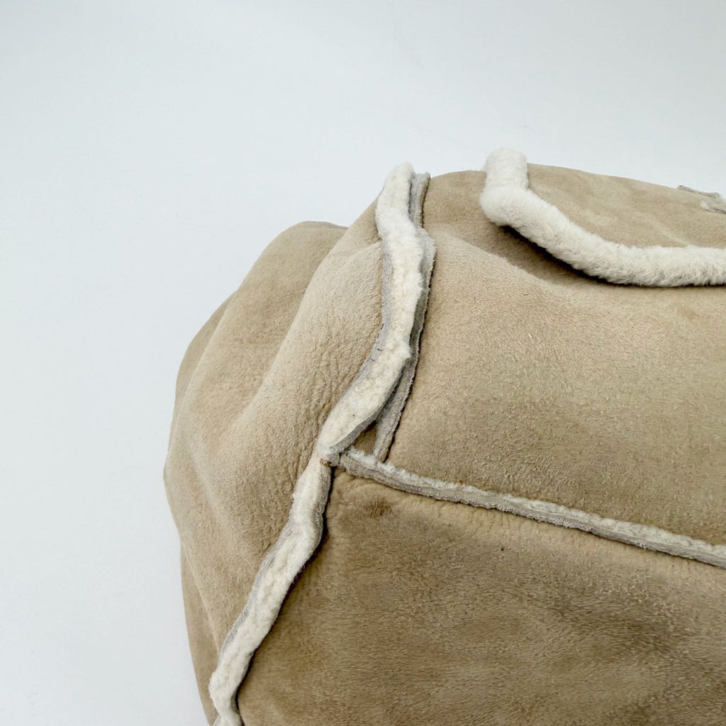Chanel CC Logo Chain Shoulder Bag Suede Shearling Beige Gold Vintage — view 9