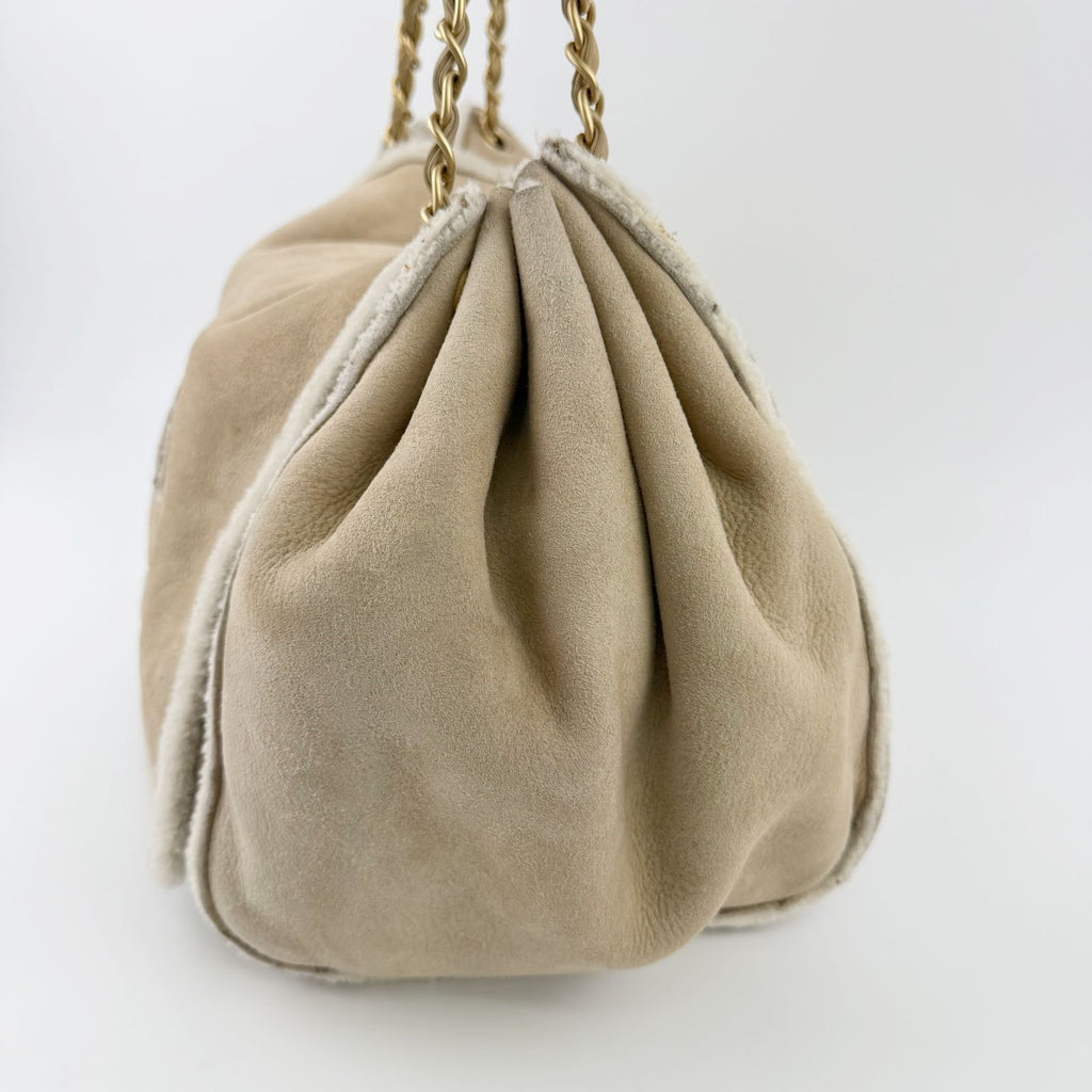 Chanel CC Logo Chain Shoulder Bag Suede Shearling Beige Gold Vintage — view 7