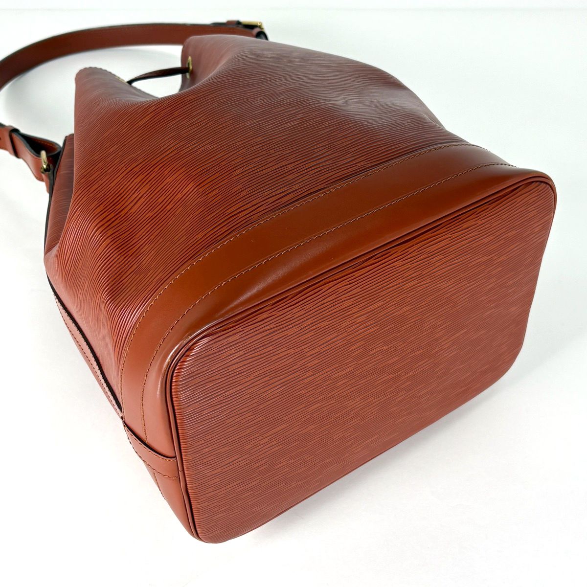 Louis Vuitton Noe Drawstring Shoulder Bag Epi Kenya Brown — view 2