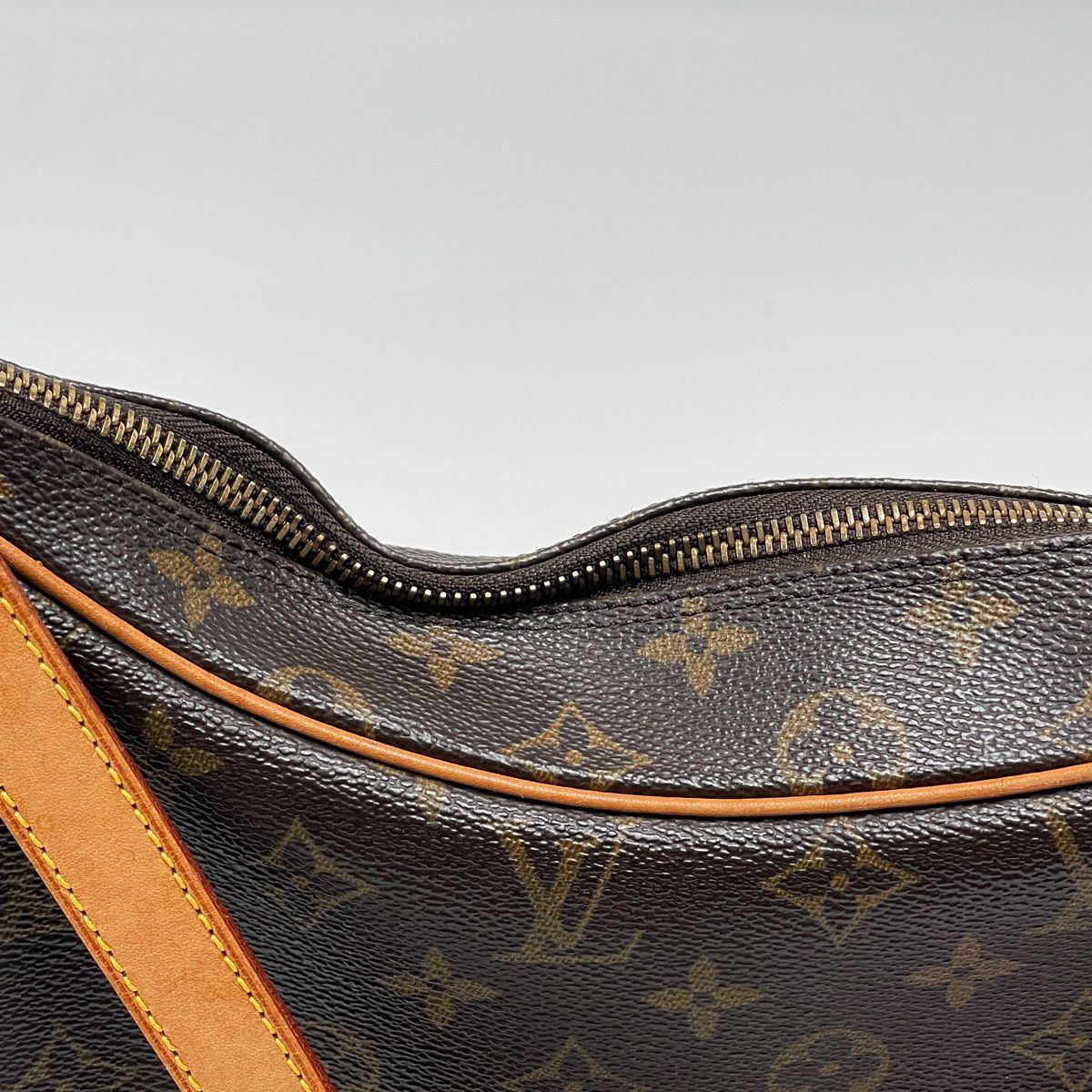 Louis Vuitton Boulogne 30 Shoulder Bag Monogram Brown — view 4