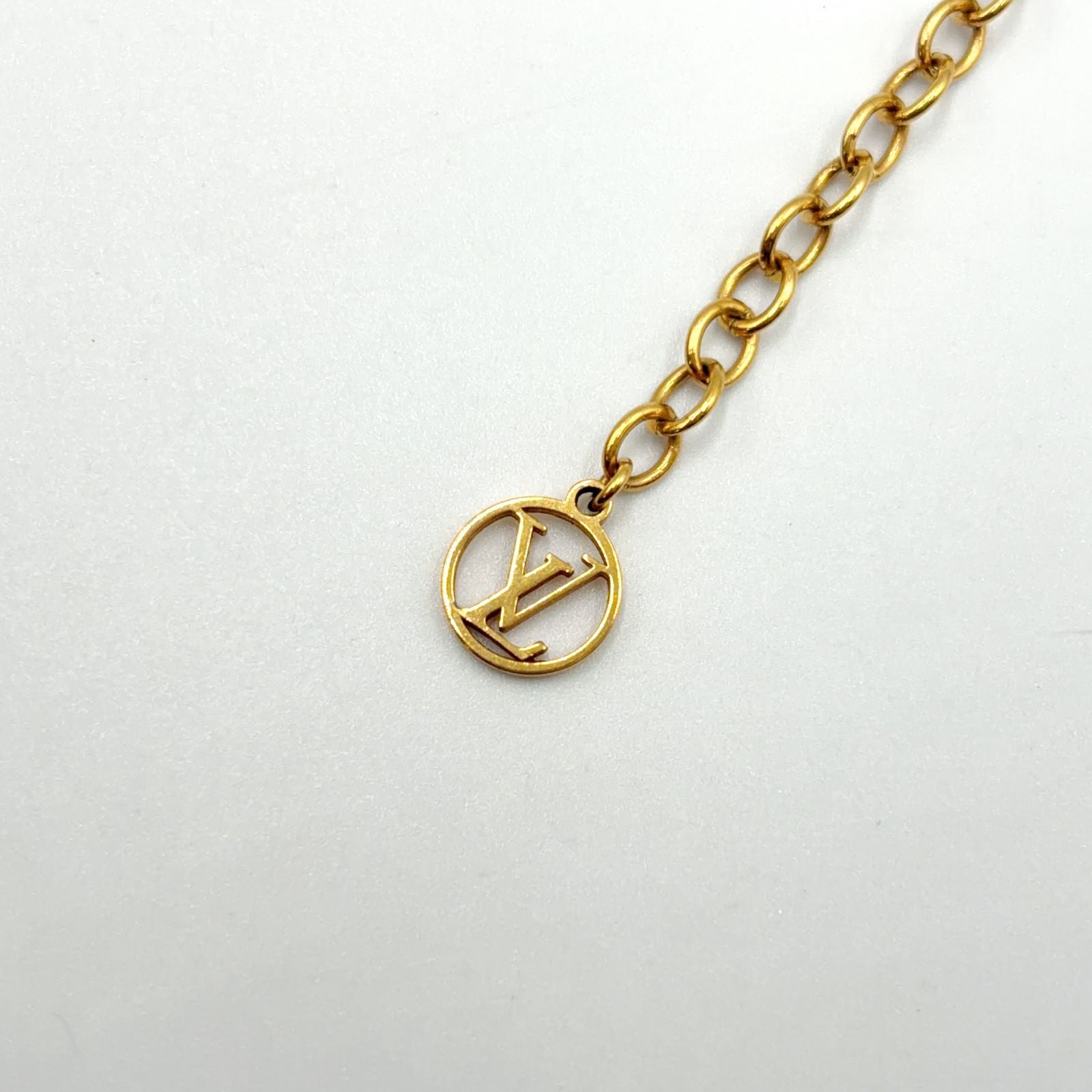 Louis Vuitton Essential Metal Necklace Gold — view 8