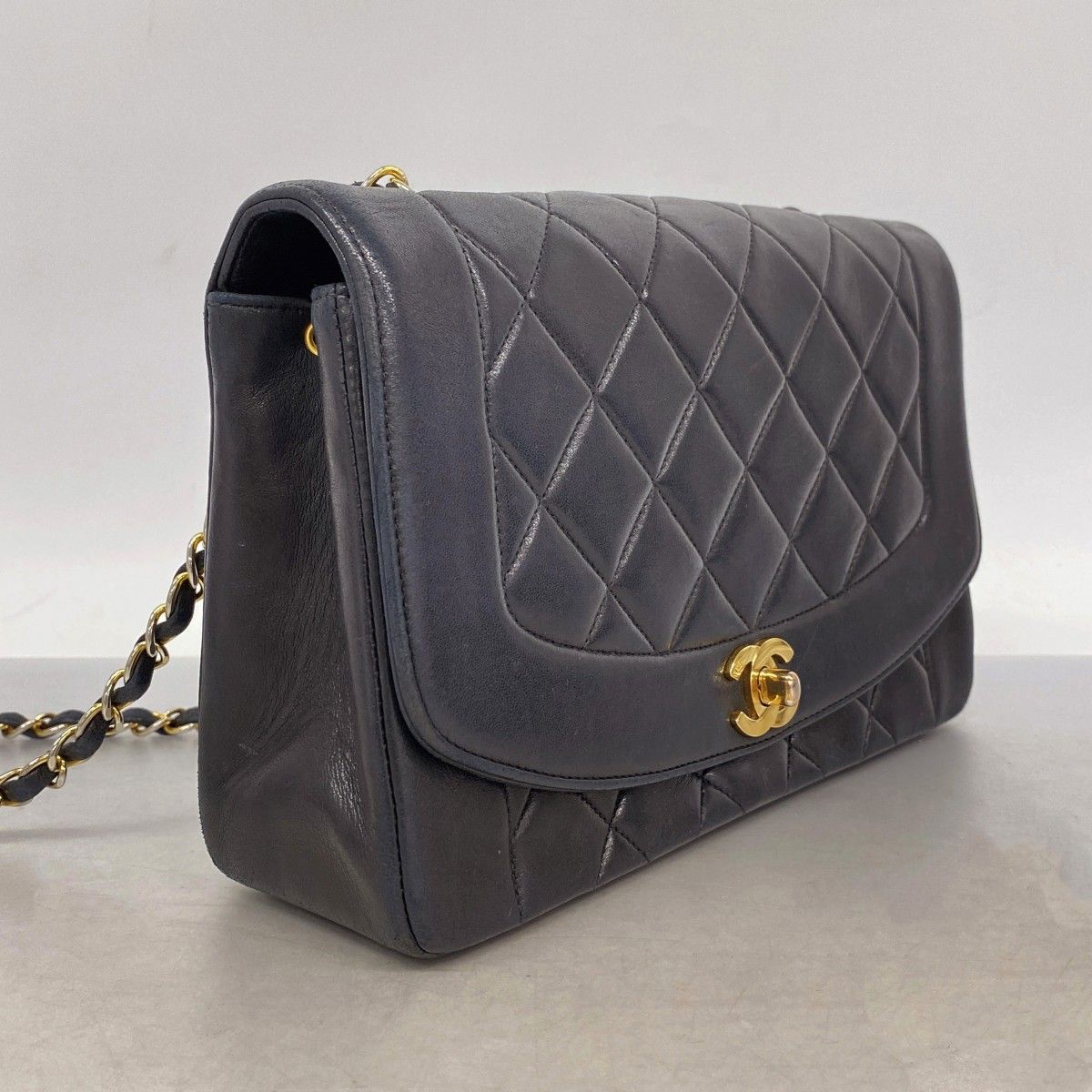 Chanel Shoulder Bag Diana Lambskin Black Gold — view 2