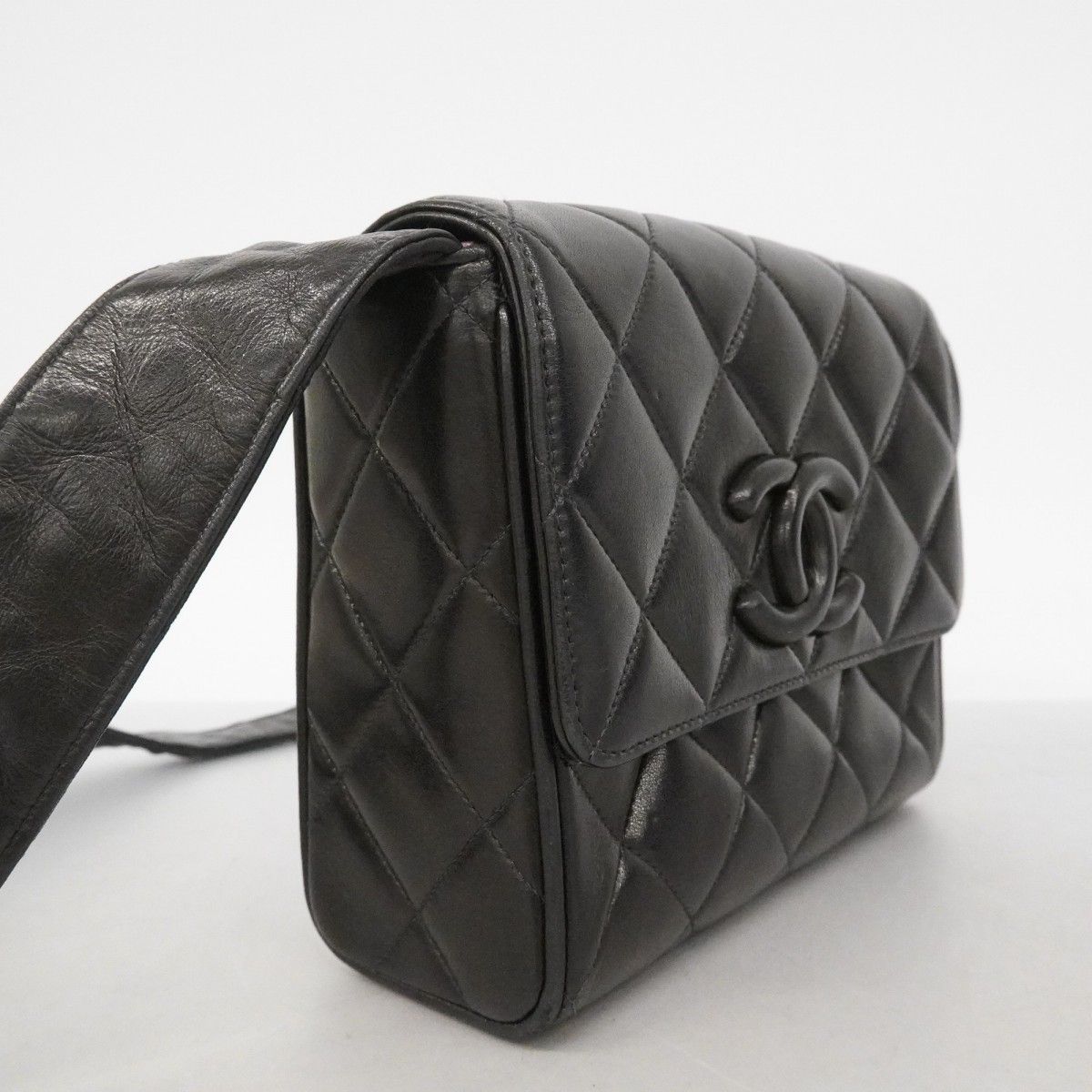 Chanel Shoulder Bag Quilted Lambskin Black Gold — view 2