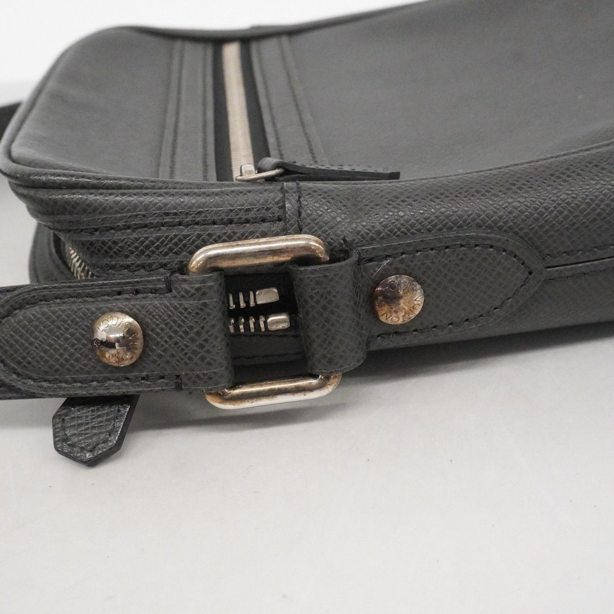 Louis Vuitton Shoulder Bag Taiga Dimitri Ardoise — view 8