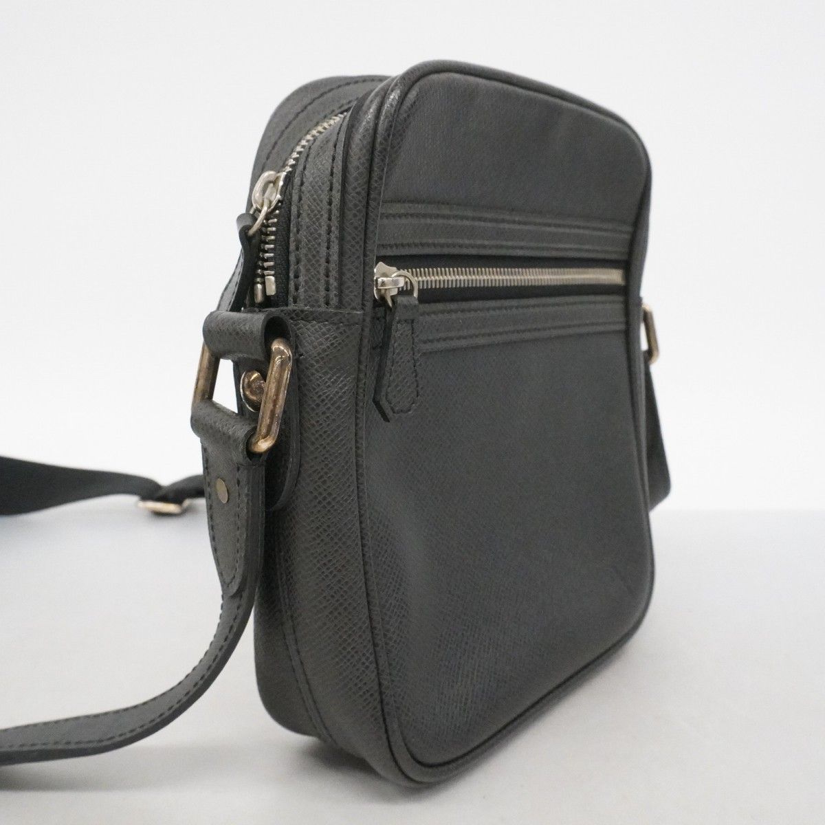Louis Vuitton Shoulder Bag Taiga Dimitri Ardoise — view 2