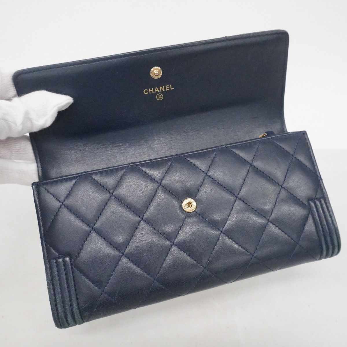 Chanel Wallet Boy Lambskin Navy Silver — view 9