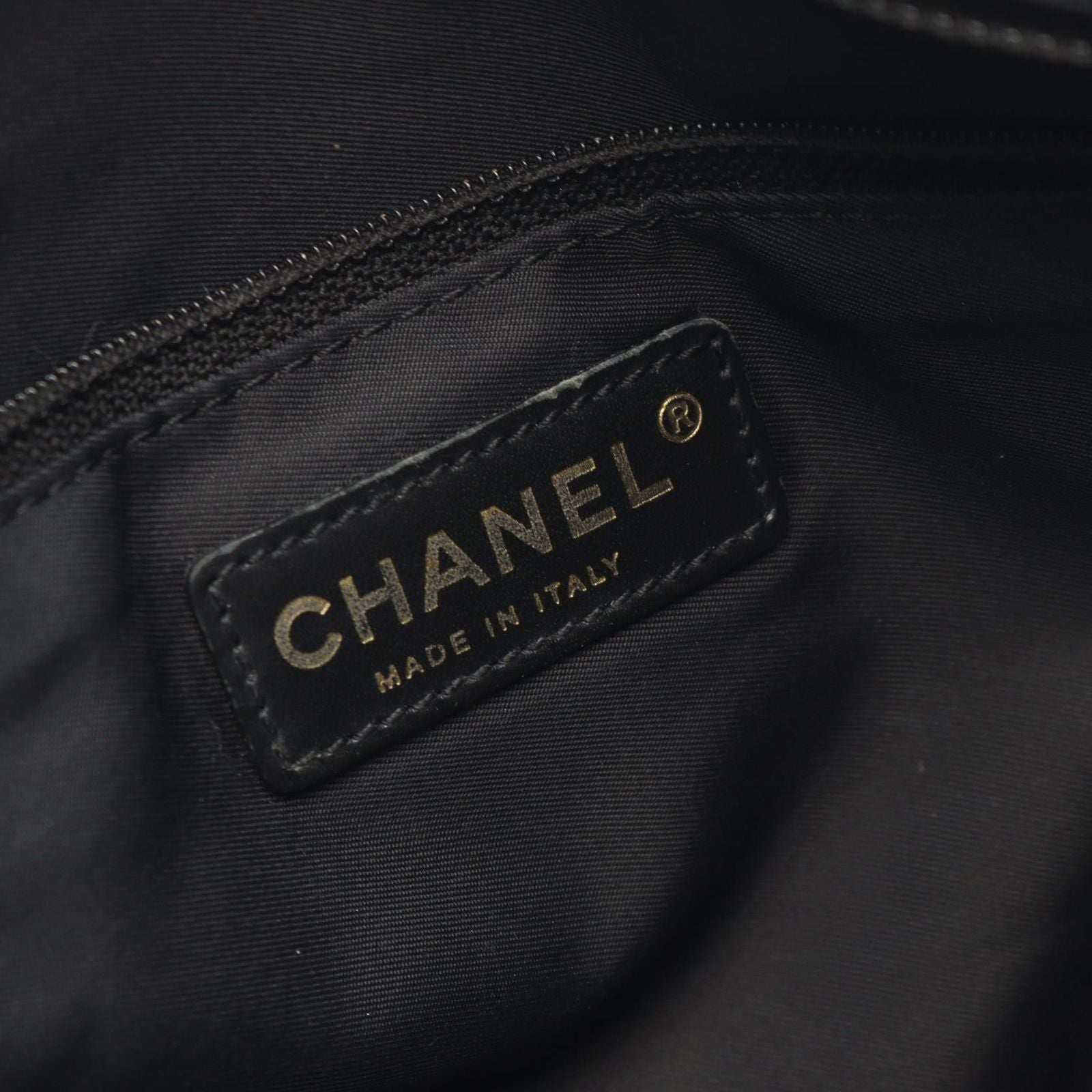 Chanel Tote New Travel Line MM Black Leather — view 4