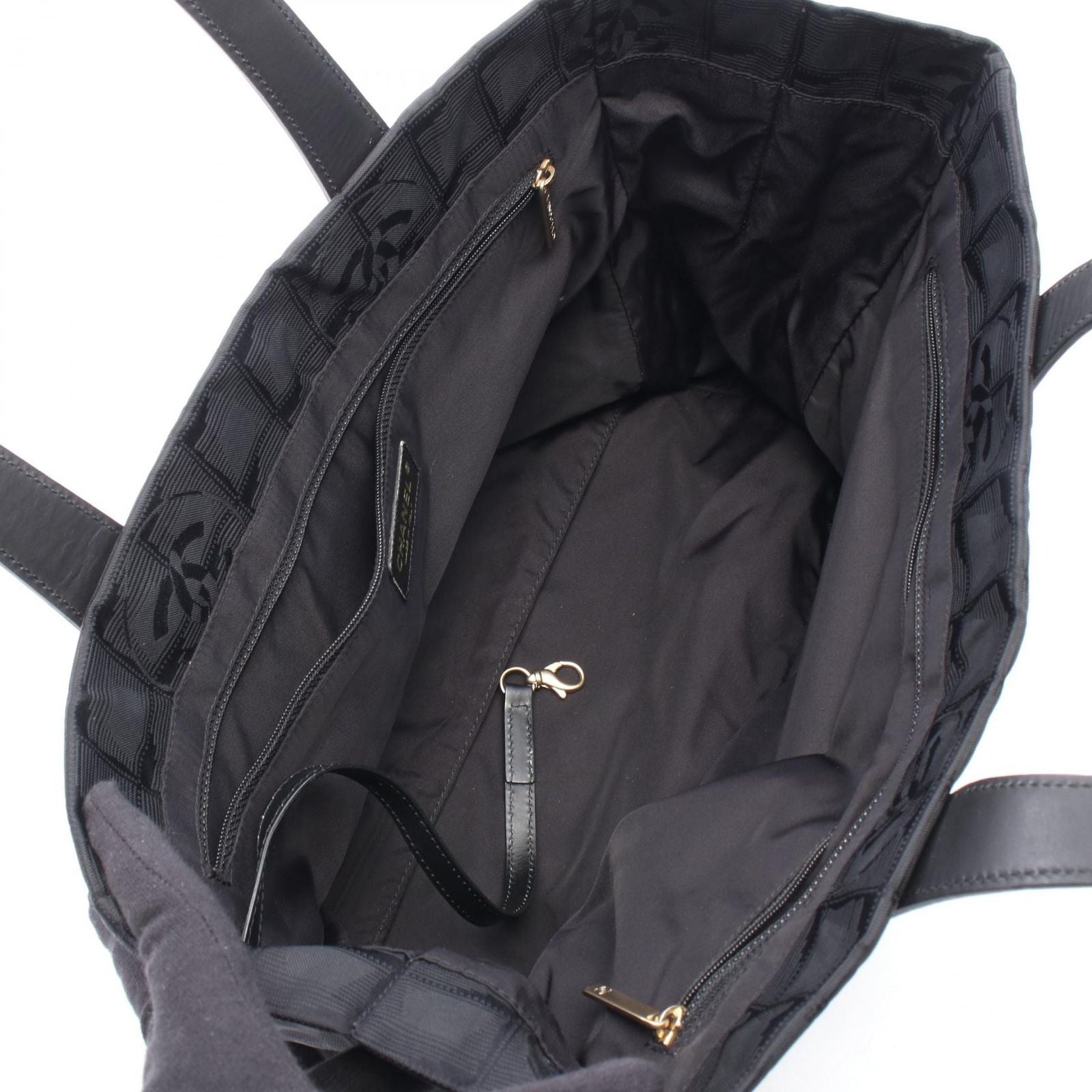 Chanel Tote New Travel Line MM Black Leather — view 3