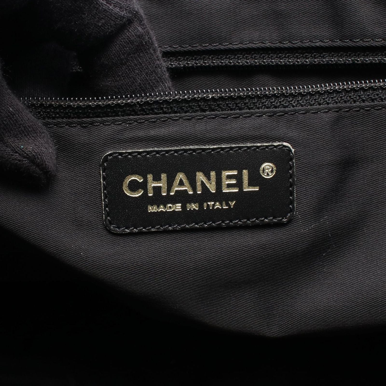 Chanel Tote New Travel Line MM Black Leather — view 4