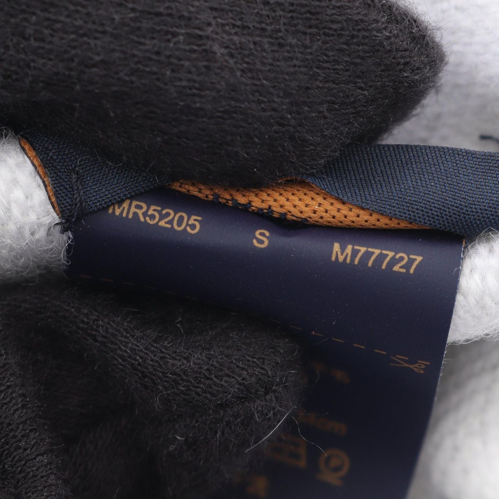 Louis Vuitton Scarf LV Essential Gray Wool — view 3