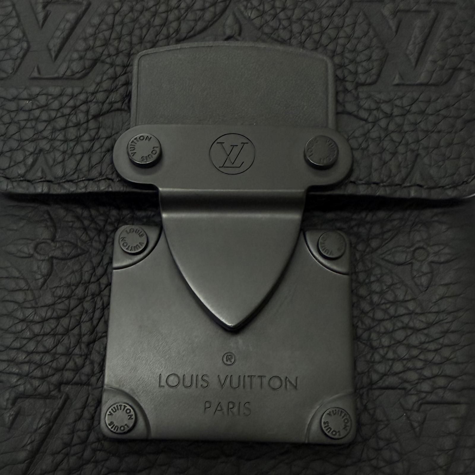 Louis Vuitton S Lock Vertical Wearable Wallet Leather Taurillon Monogram Black — view 9