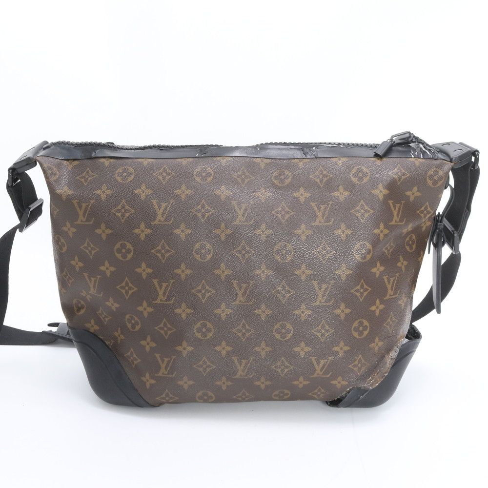 Louis Vuitton Monogram Wo Ta Pull Fu Messenger Leather Shoulder Bag Crossbody — view 2