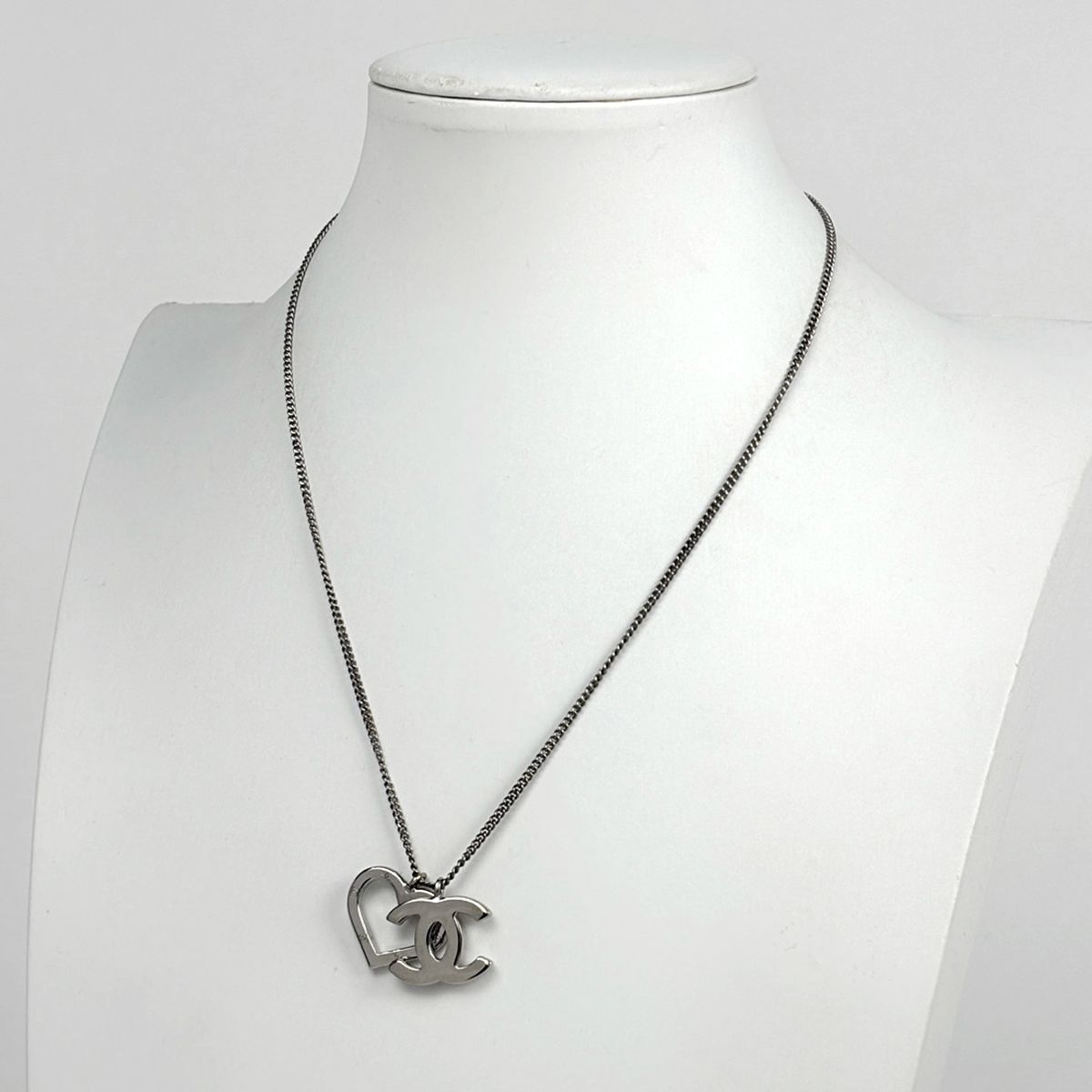 Chanel CC Logo Necklace Heart Silver Plated — view 5