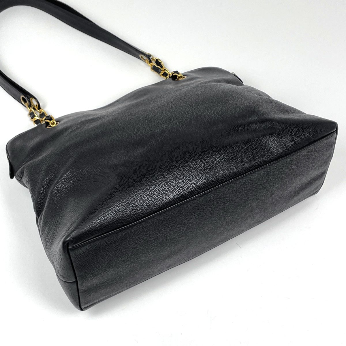 Chanel CC Logo Chain Shoulder Bag Caviar Leather Black — view 2