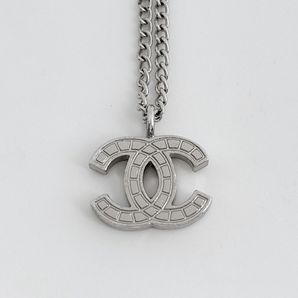Chanel CC Logo Necklace Silver Plated — view 2