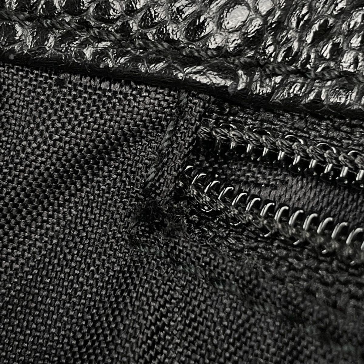 Chanel CC Logo Shoulder Bag Caviar Leather Black — view 7