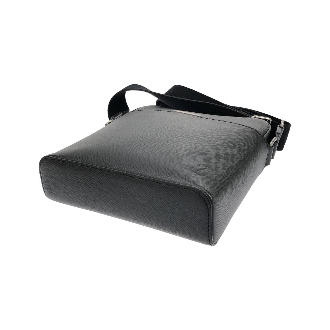 Louis Vuitton Taiga Anton Pochette Shoulder — view 3