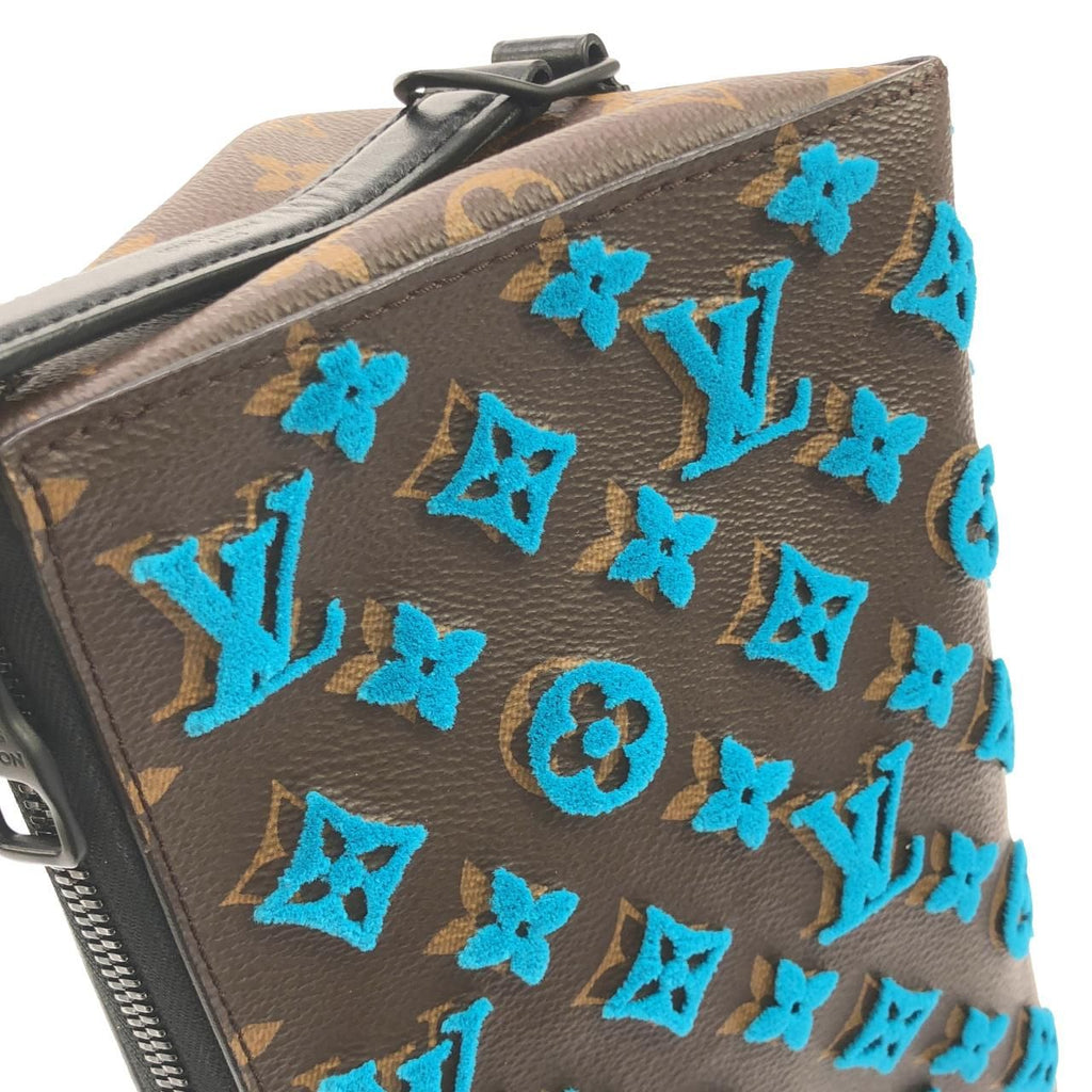 Louis Vuitton Monogram Tufting Triangle Messenger Shoulder — view 5