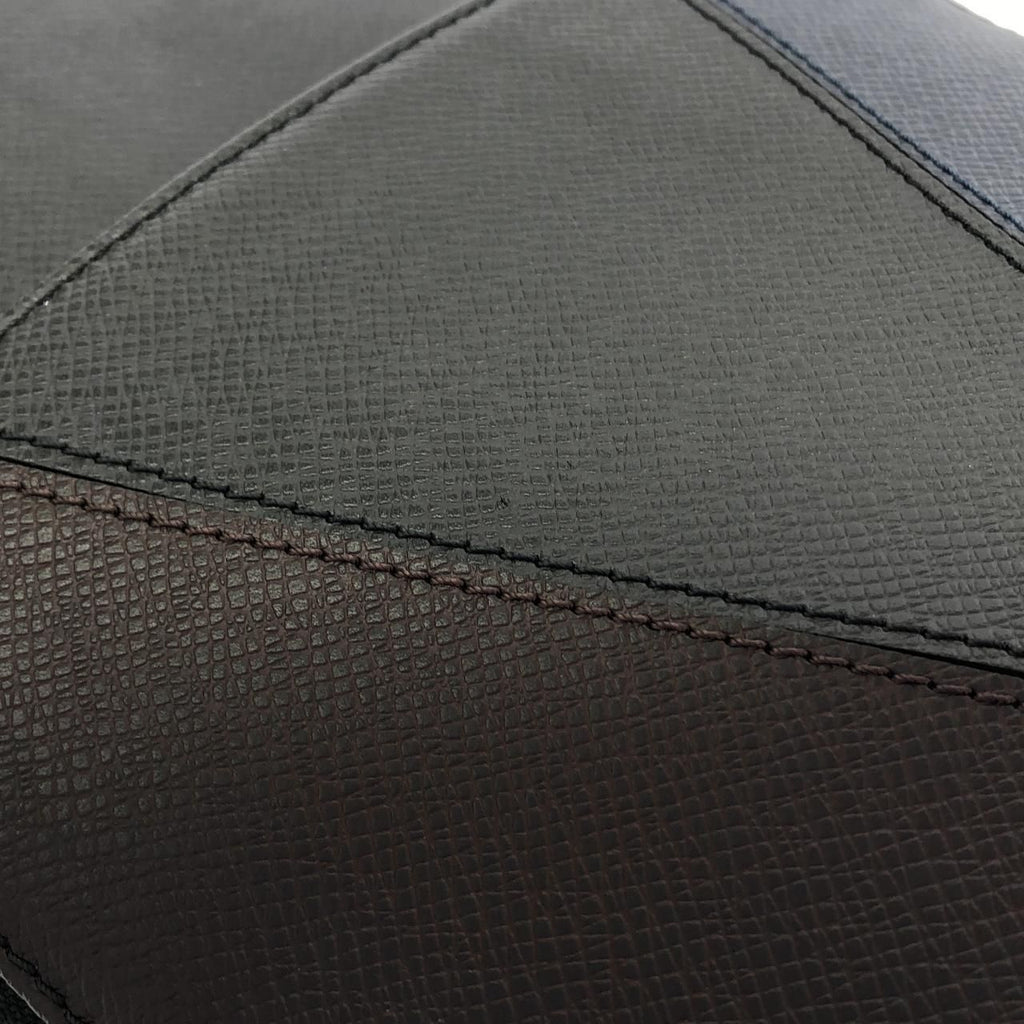 Louis Vuitton Taiga Avenue Sling — view 4